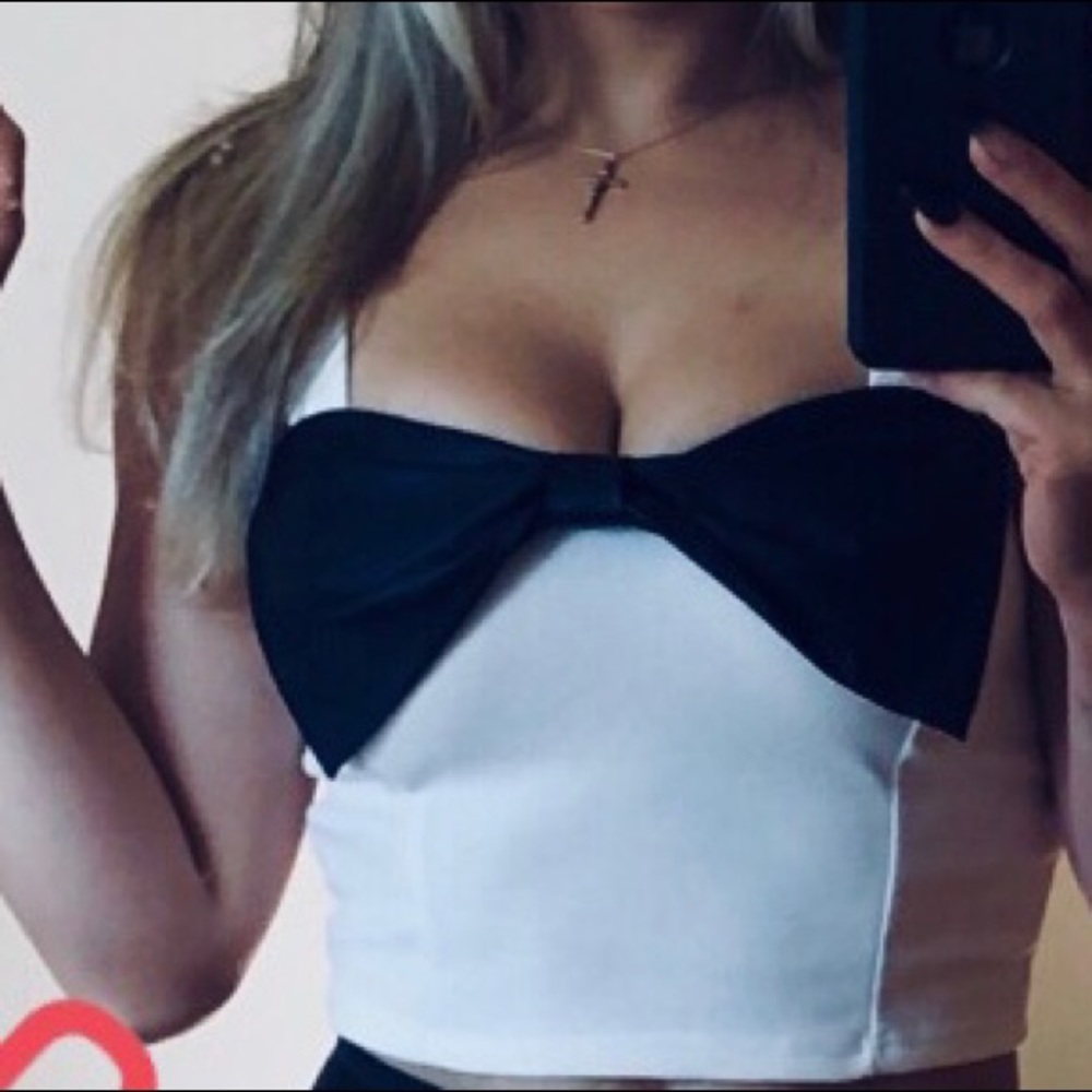 Medium crop too wit faux leather bow